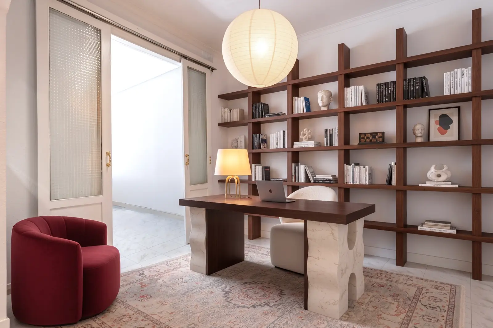 Dormitorio convertido en estudio con home staging virtual: escritorio, butaca y estantería